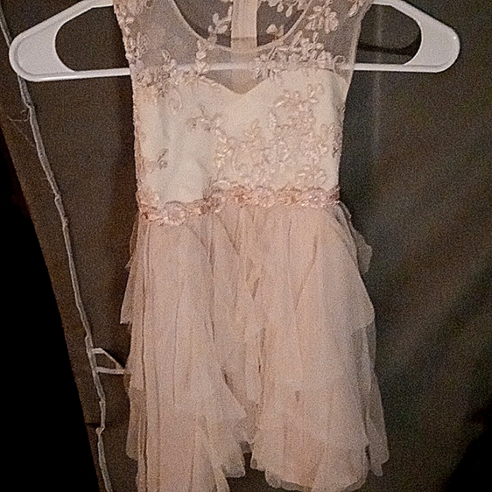 Size 7 girls party and formal dress! Like new.